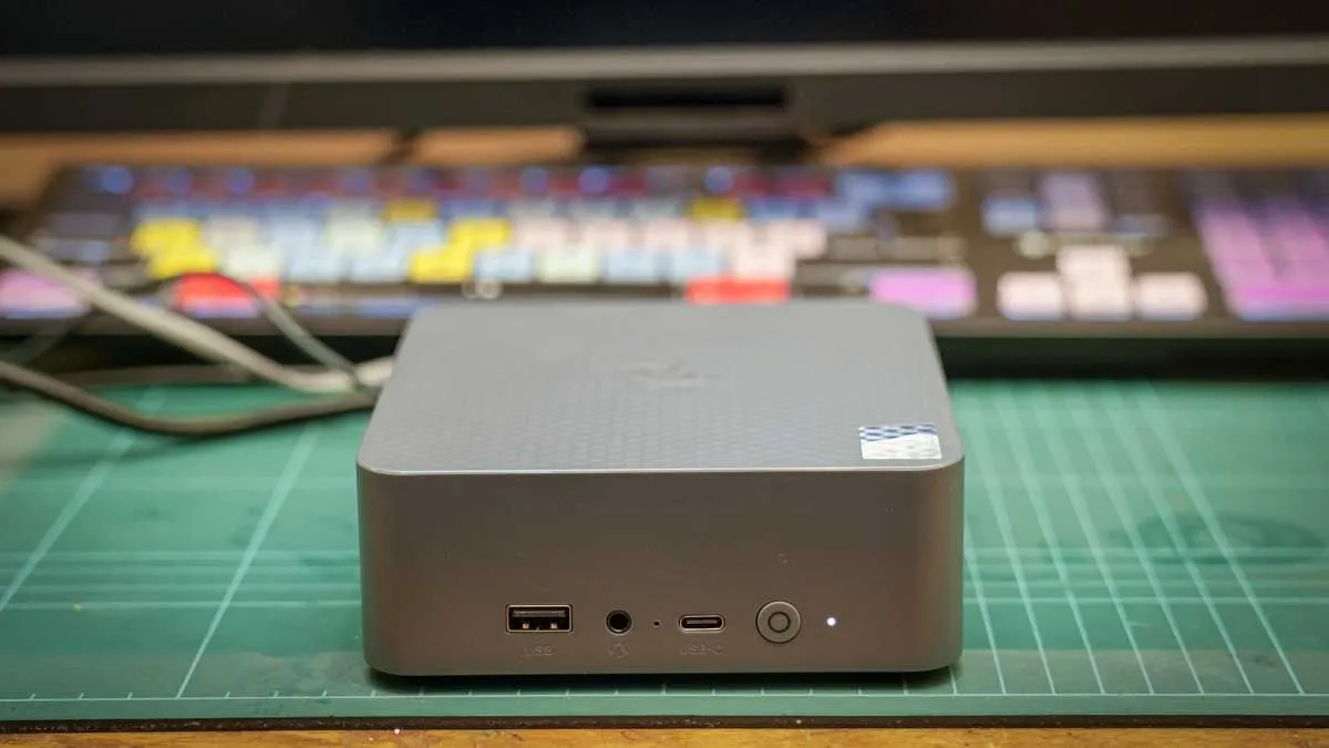 Mini PC nhỏ gọn nhưng đắt giá: Mặt trái sau thiết kế tiết kiệm không gian