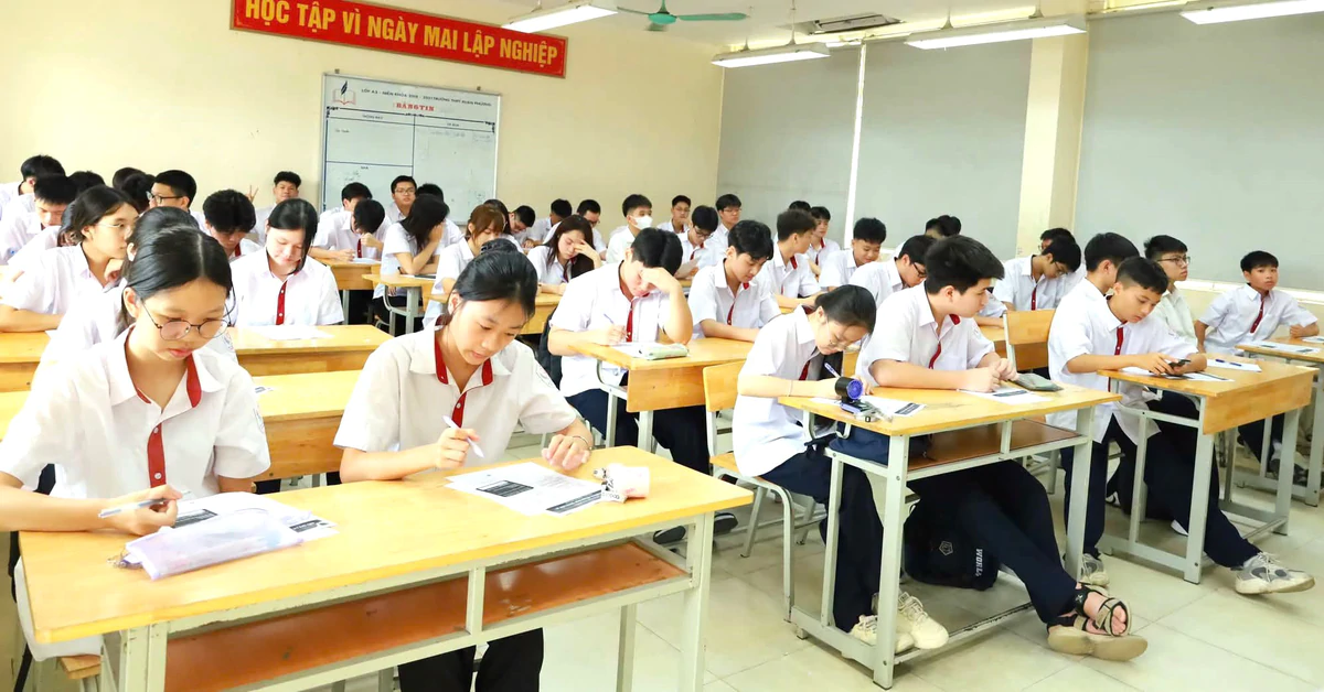 Khủng hoảng ergonomic học đường: Khi bàn ghế cũ kìm hãm thế hệ cao lớn