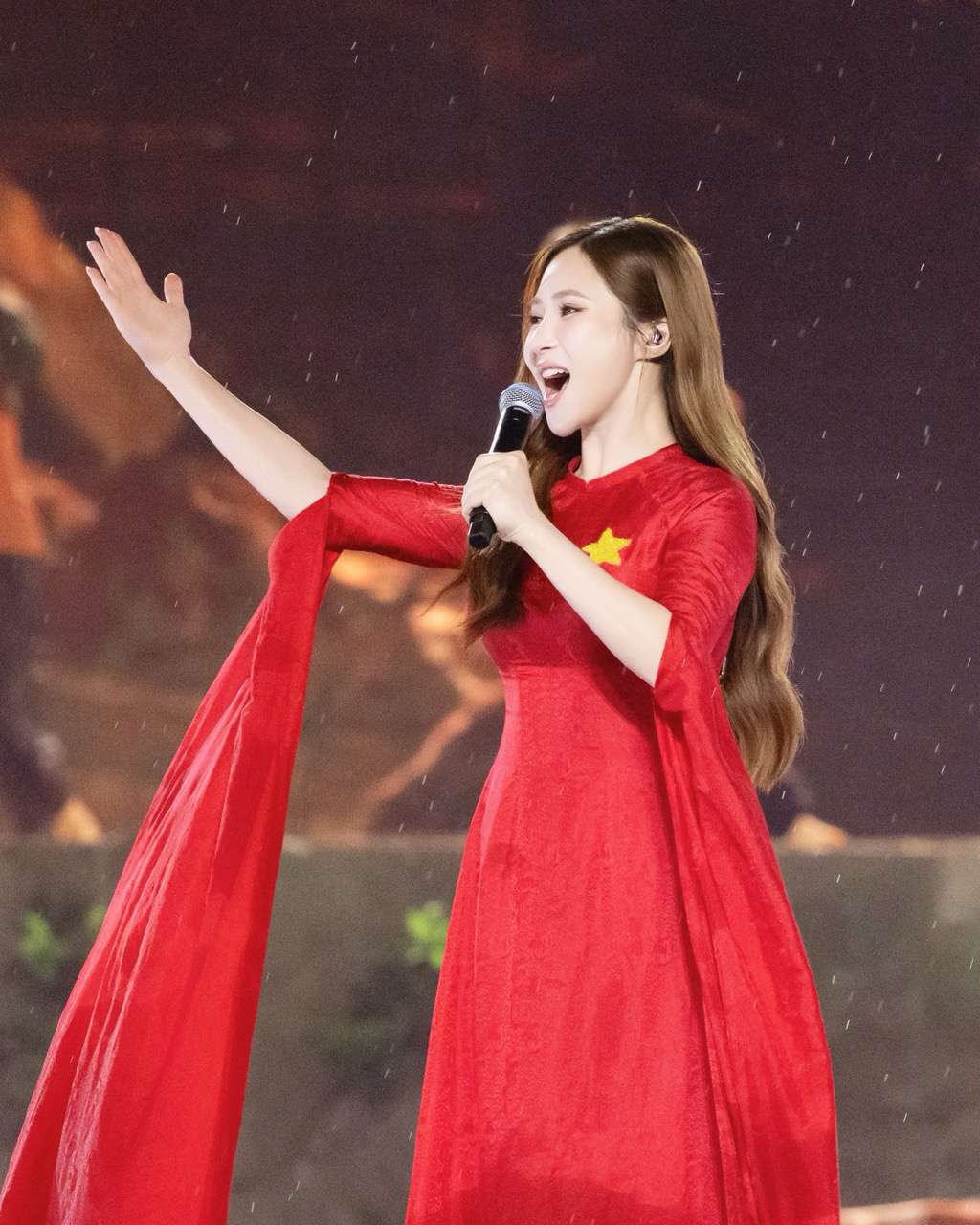 Hương Tràm gây bất ngờ với những màn biến hóa tại Concert Tổ quốc trong tim