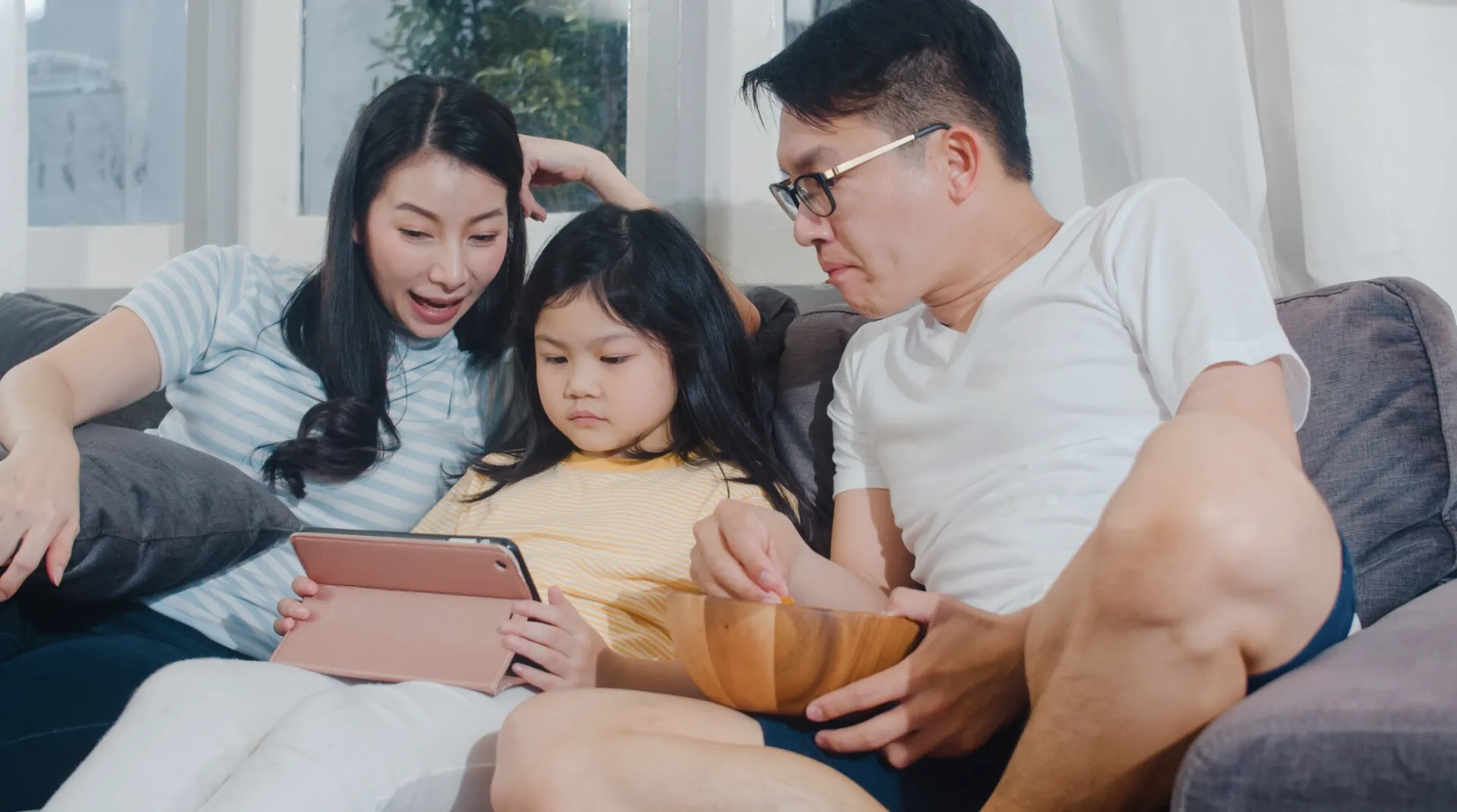 Điện thoại thông minh trước 12 tuổi: Lợi ít, hại nhiều