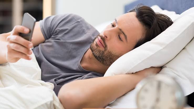 Cầm điện thoại trước khi ngủ: Bao lâu là an toàn?