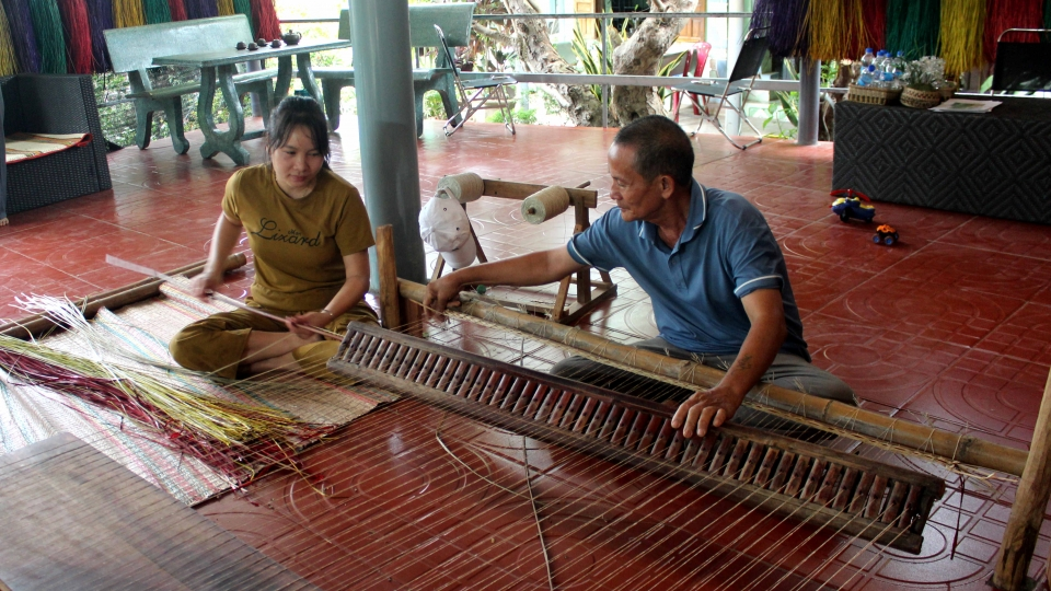 Làng gốm truyền thống thích ứng với thời đại số