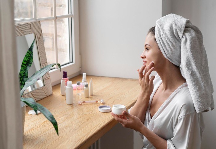 Retinol cho da mụn: Cách dùng đúng để da quen mà không kích ứng