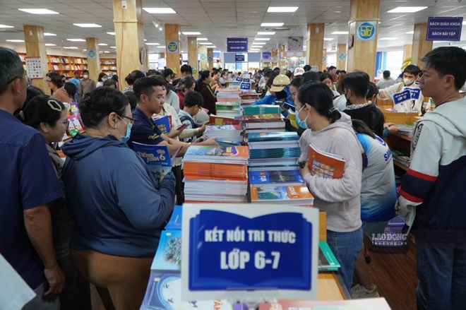 Mượn sách giáo khoa miễn phí từ trường: phụ huynh cần biết gì?