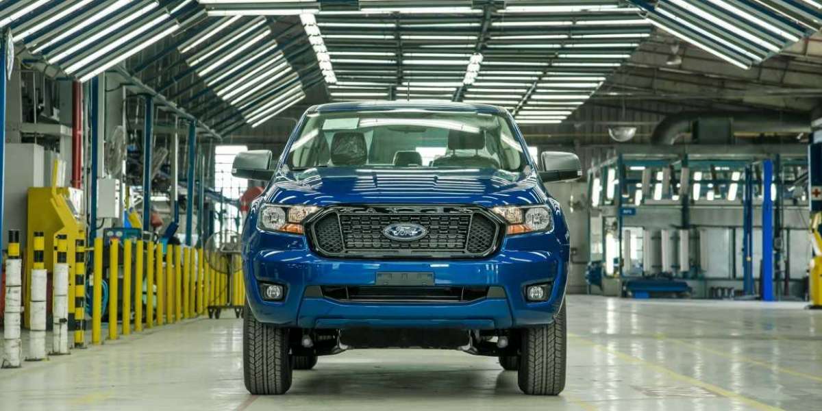 Toyota Hilux giảm 40 triệu đối đầu Ford Ranger: cuộc chiến giá bán tải tháng 8