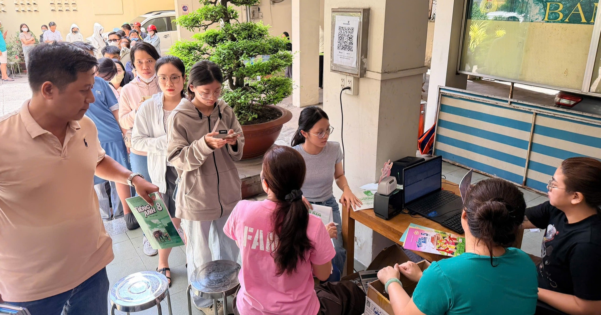 Phụ huynh xếp hàng dài mua sách giáo khoa: Lỗi tại ai?
