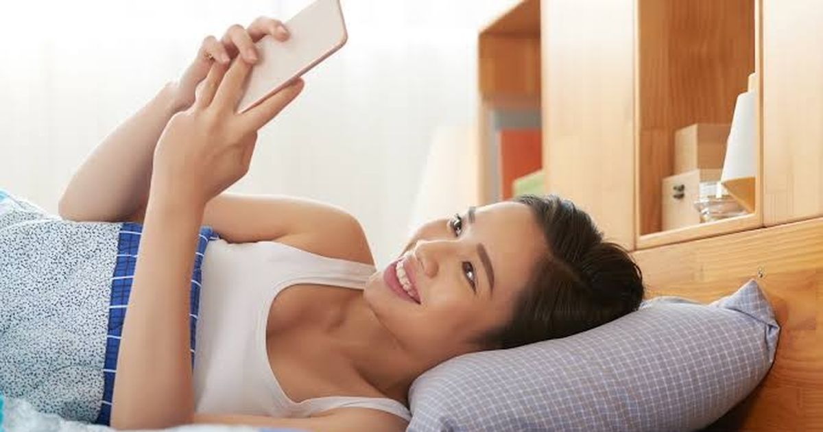 Cầm điện thoại trước khi ngủ: Bao lâu là an toàn?