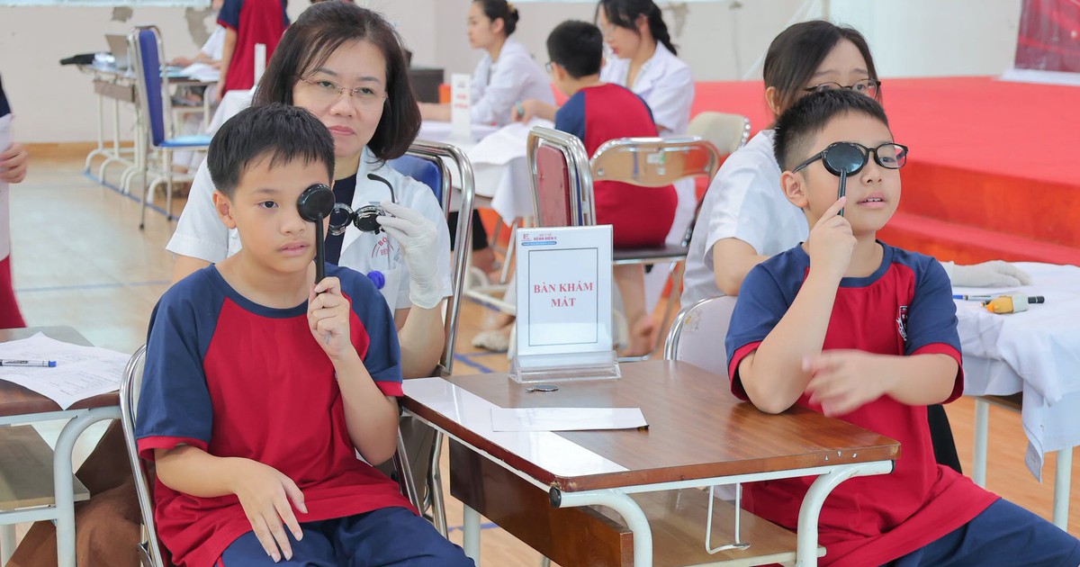 Khám sức khỏe miễn phí đầu năm học: trường học thành tuyến đầu phòng bệnh