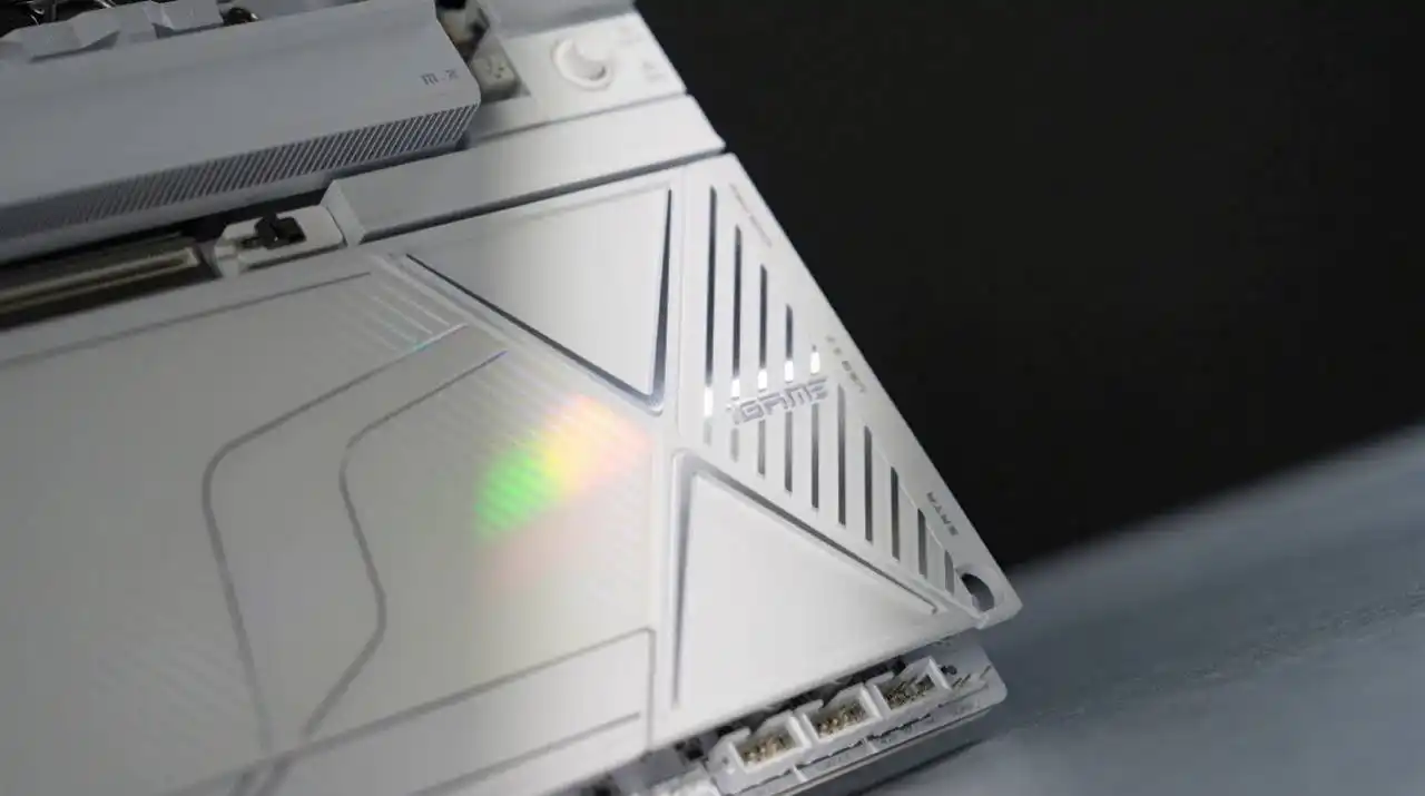 COLORFUL iGame X870E VULCAN W OC vs ASRock X870E Taichi White