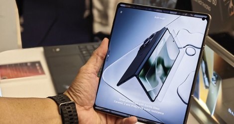 Motorola Razr Fold và cuộc đua camera zoom 100x trên smartphone gập