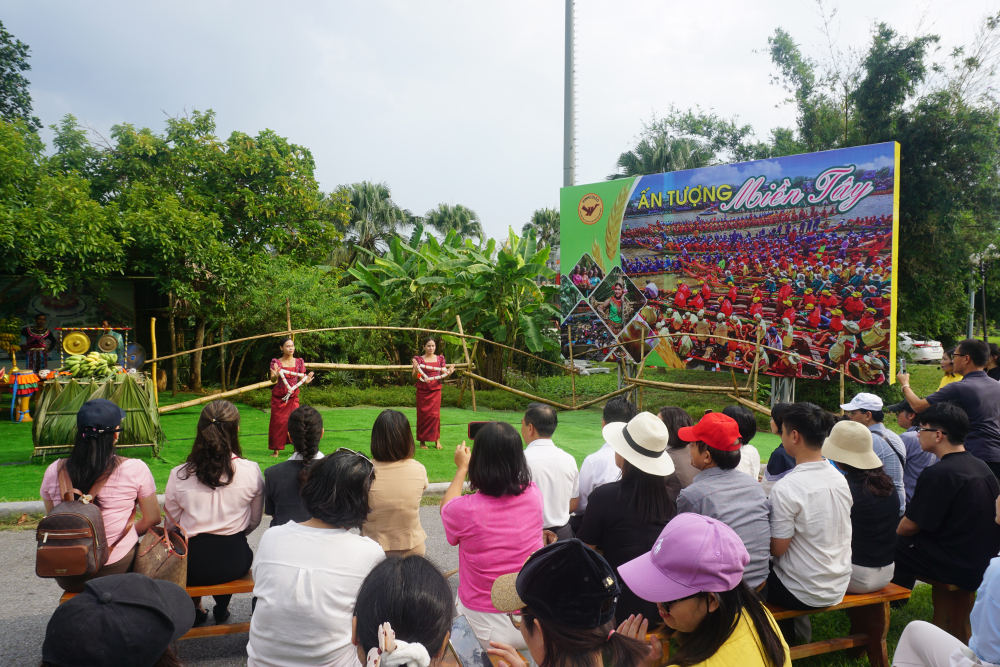 Làng Văn hóa dân tộc phía Tây Hà Nội: Từ điểm đến thành cực tăng trưởng du lịch văn hóa