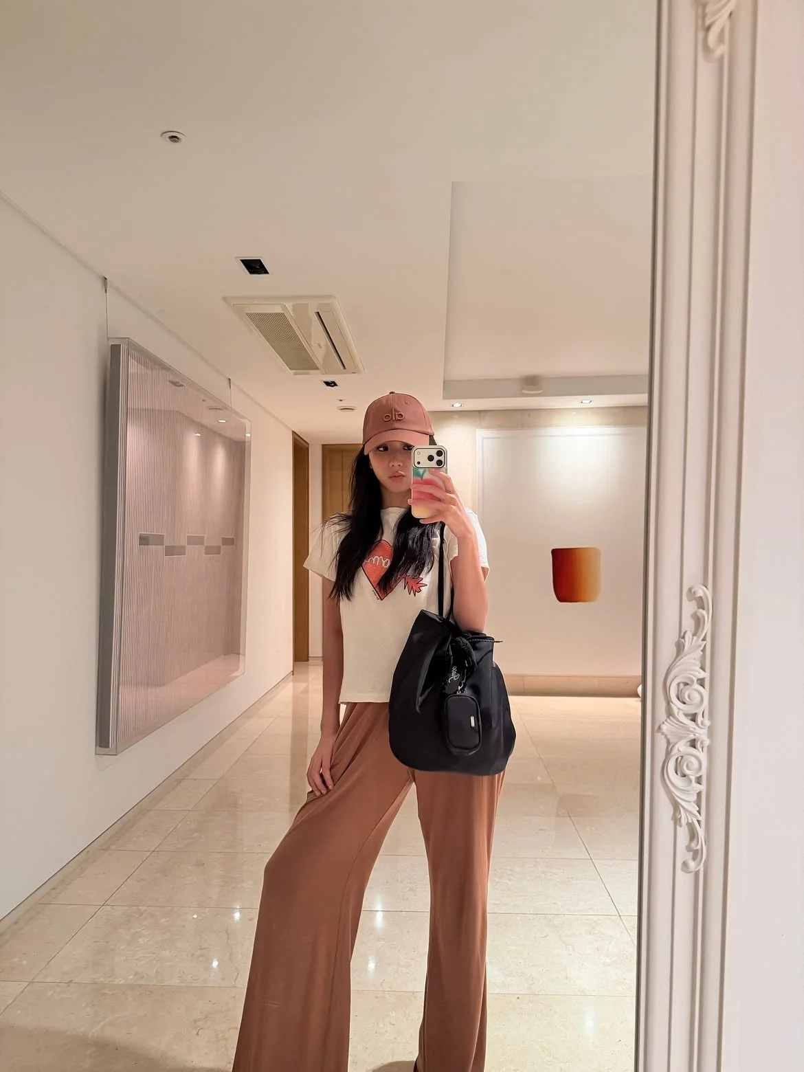 Bộ sưu tập nghệ thuật triệu đô hé lộ Jisoo BlackPink khác lạ
