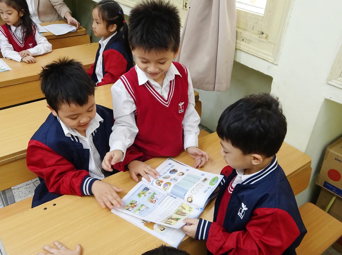 Sách giáo khoa miễn phí: Địa phương đi trước, ai được lợi?