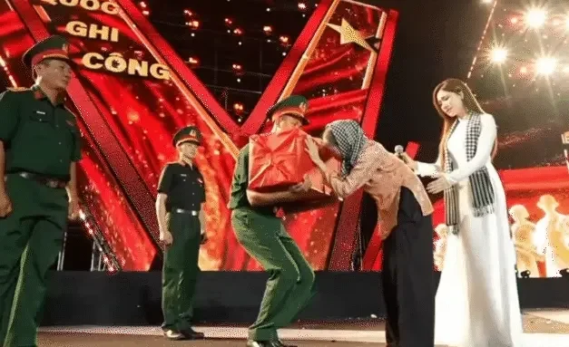 Hòa Minzy khóc trên sân khấu Tổ Quốc Trong Tim: khoảnh khắc chạm trái tim hàng triệu người
