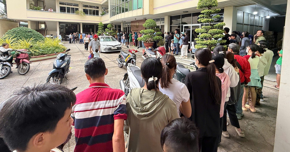 Phụ huynh xếp hàng dài mua sách giáo khoa: Lỗi tại ai?