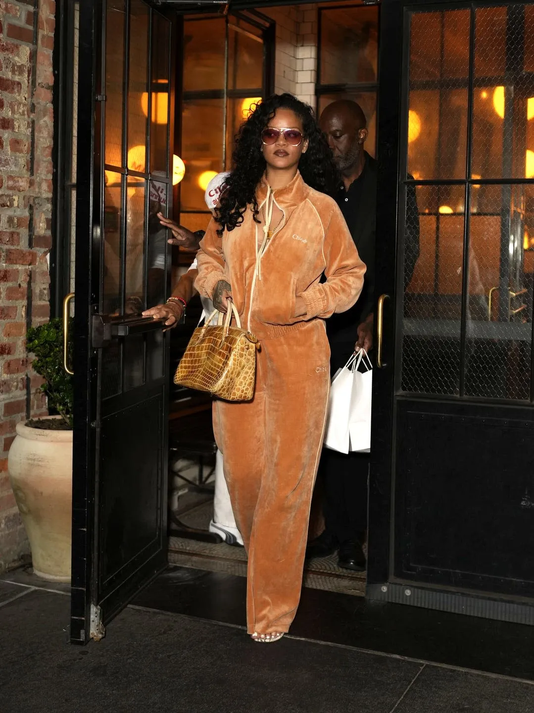 Rihanna và cuộc phục hưng tracksuit Y2K đầy màu sắc