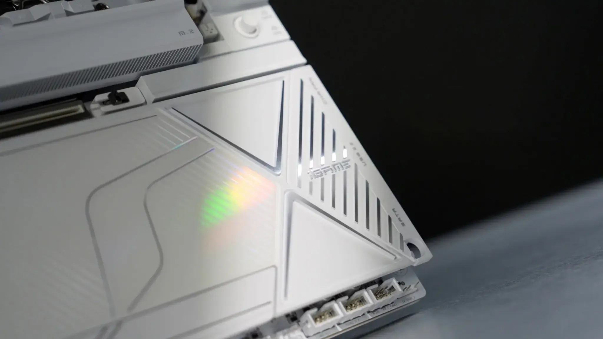 COLORFUL iGame X870E VULCAN W OC: bo mạch chủ ép xung toàn trắng cho AMD builder