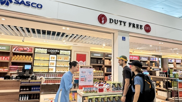 Mua hàng duty-free ở nước ngoài: Vì sao về Việt Nam vẫn phải nộp thuế?