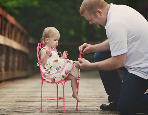 Vì sao con gái quấn bố hơn mẹ và mẹ nên điều chỉnh thế nào