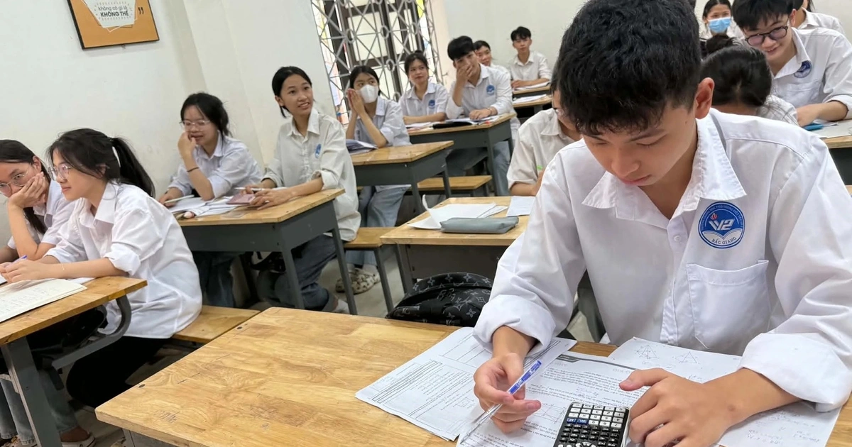 Khủng hoảng ergonomic học đường: Khi bàn ghế cũ kìm hãm thế hệ cao lớn
