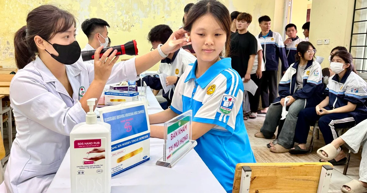 Khám sức khỏe trước khai giảng: nhìn thẳng vào cận thị, sâu răng ở học sinh