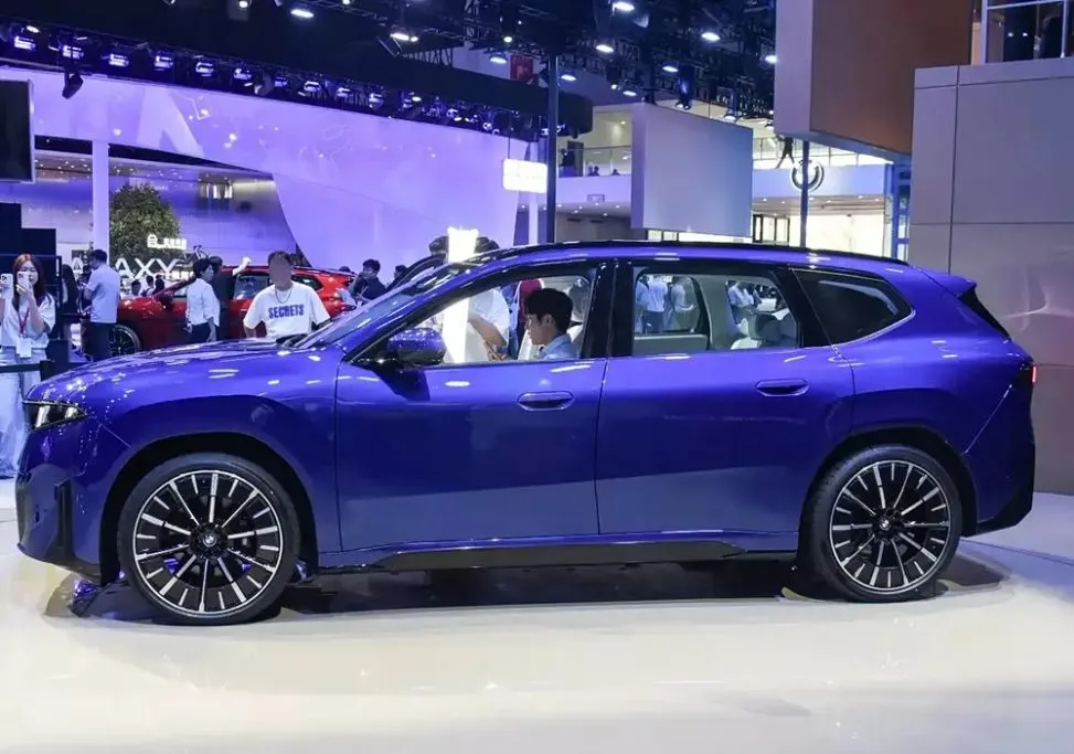 BMW iX3 L: xe điện trục dài 919km và bài toán giá