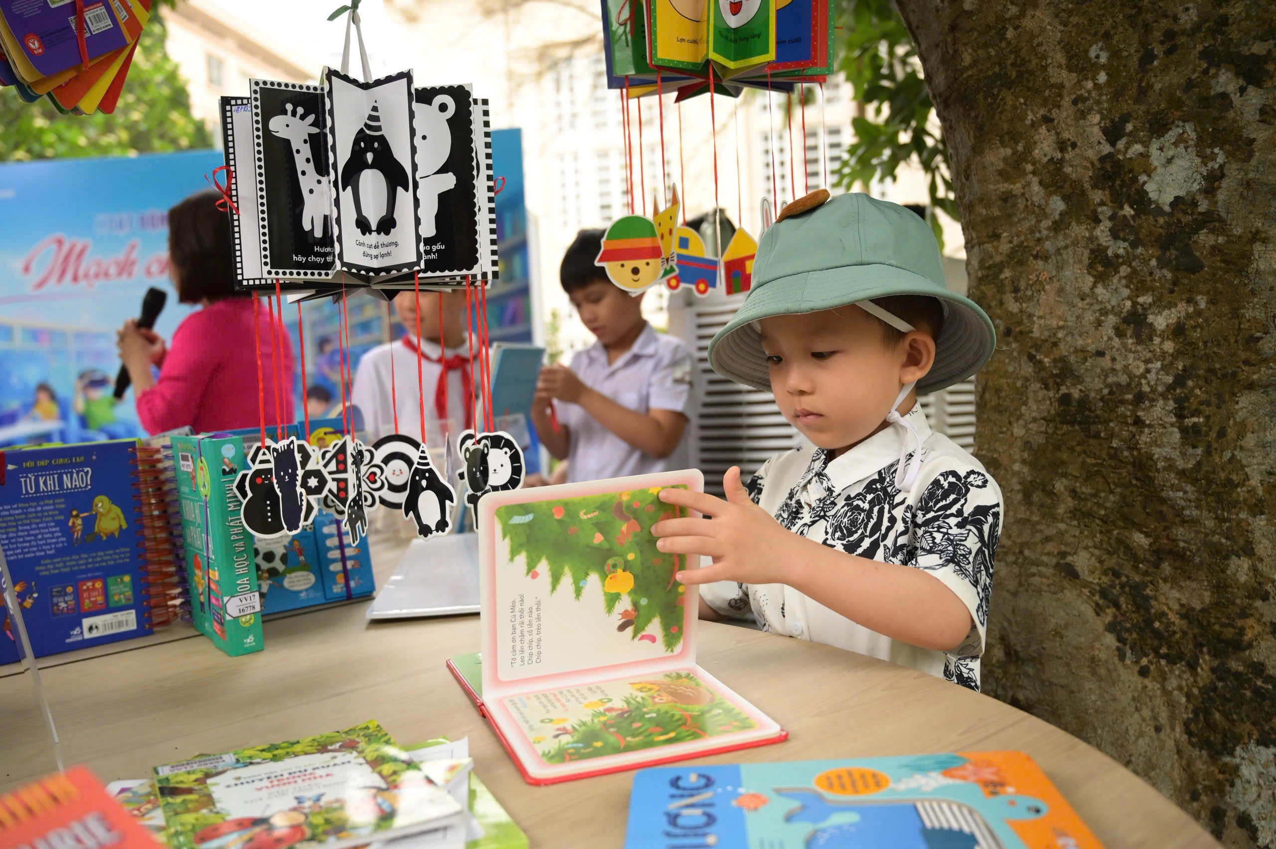 Từ chán đọc đến mê sách: Cha mẹ xây thói quen đọc bền vững cho con
