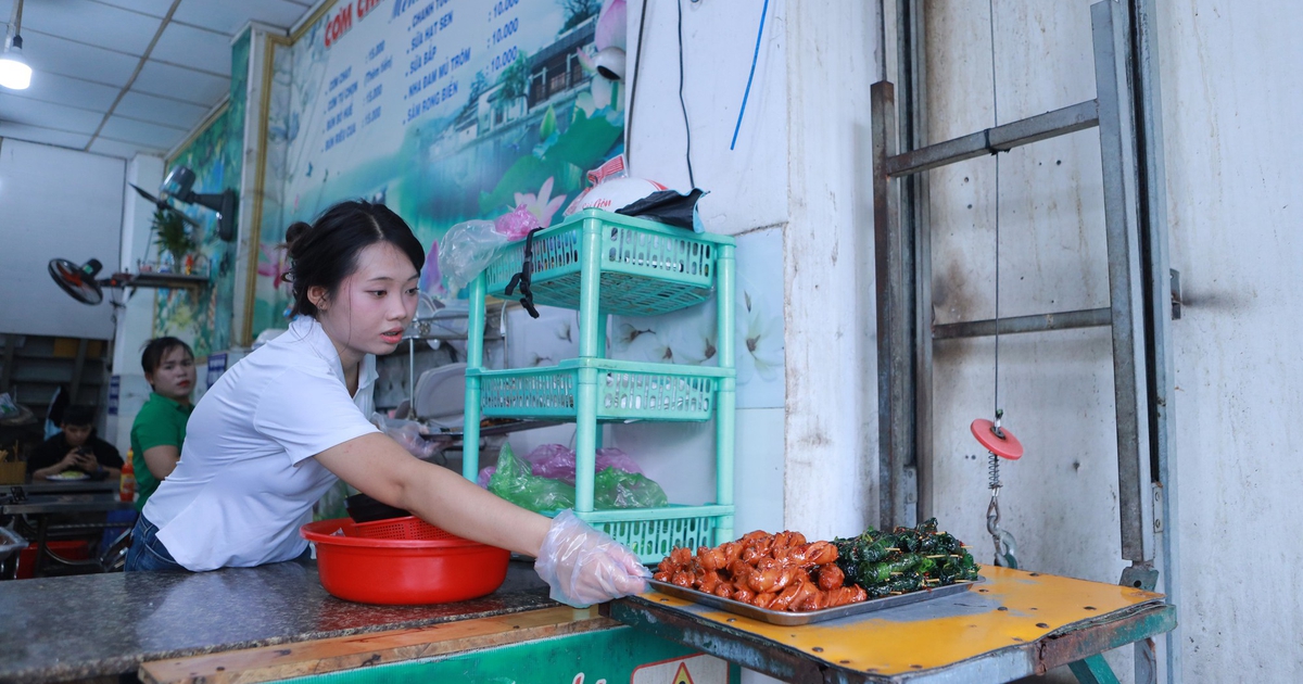 Khi chi phí tăng vọt, vì sao quán ăn đường phố giá rẻ vẫn giữ giá?