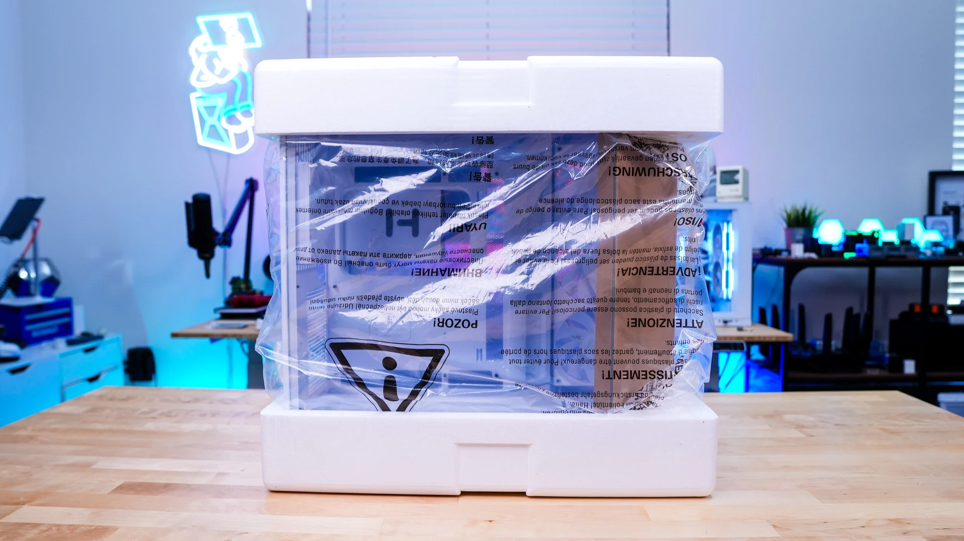 HYTE Y50 RGB: Vỏ case kính cong cho PC builder ngân sách