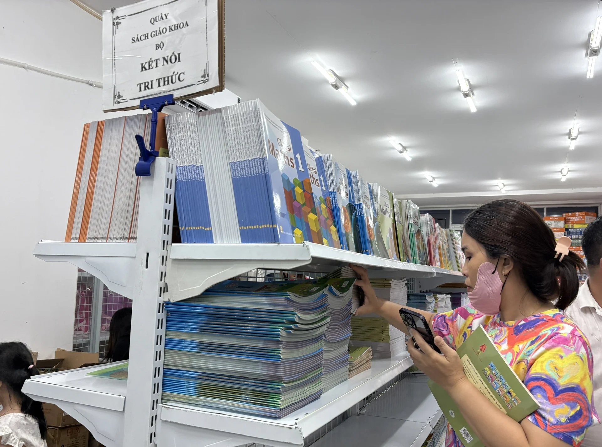 Phụ huynh TP.HCM vẫn loay hoay vì thiếu sách giáo khoa