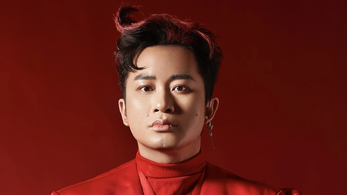 Tùng Dương và làn sóng ca sĩ Việt trên sân khấu bóng đá