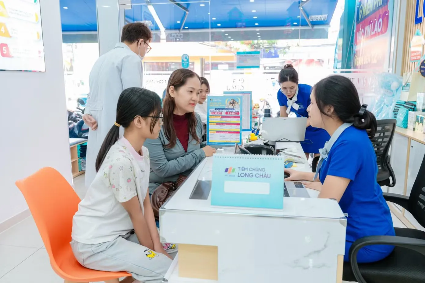 Tiêm vắc xin HPV sớm: tấm vé đưa tử vong ung thư cổ tử cung về gần số 0