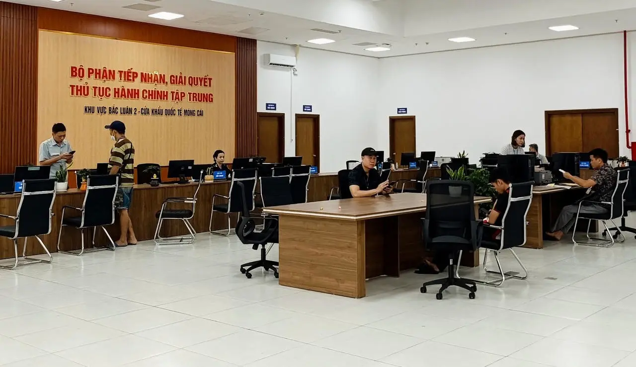 Từ mã QR biên giới đến chiếc điện thoại: pháp luật bước ra đời sống