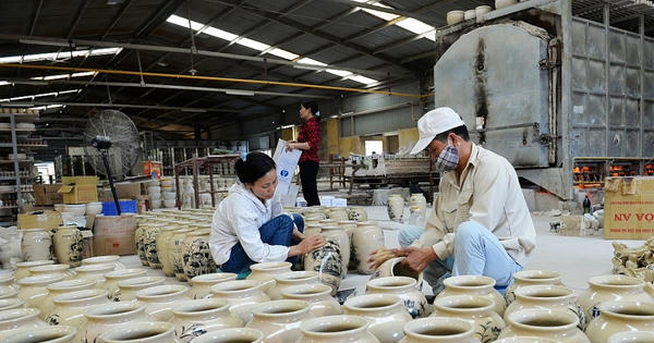 Nghệ nhân Bát Tràng mở lối chuyển đổi số cho gốm truyền thống