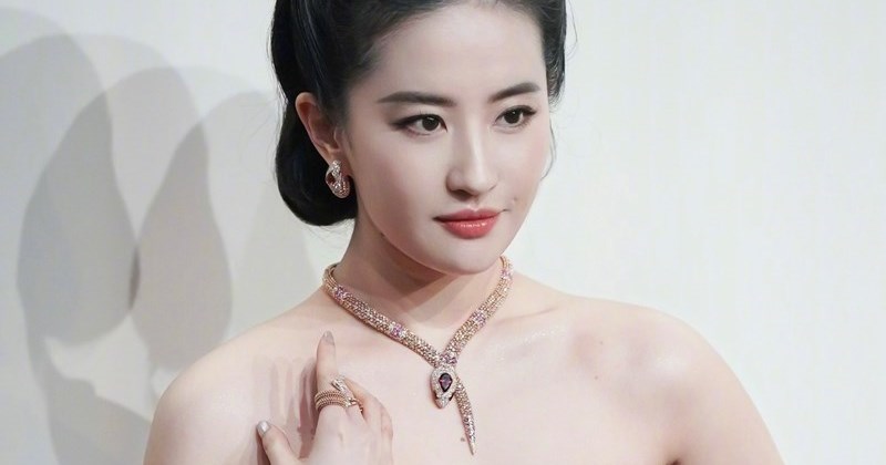 Lưu Diệc Phi và chiến lược thời trang Việt chinh phục sao Hoa ngữ