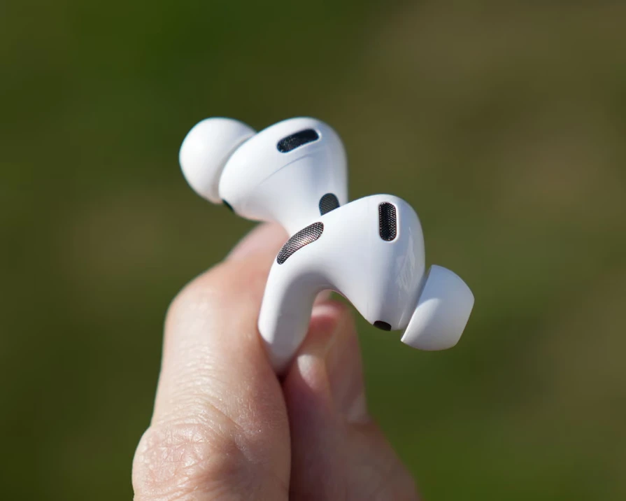 AirPods Pro 3 hay Galaxy Buds4 Pro: chọn tai nghe nào cho người đi làm?