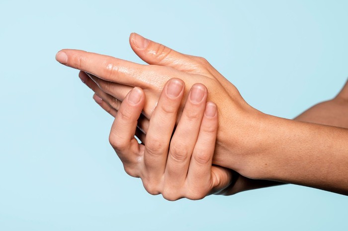 Cách xịt nước hoa đúng để mùi hương kéo dài cả ngày