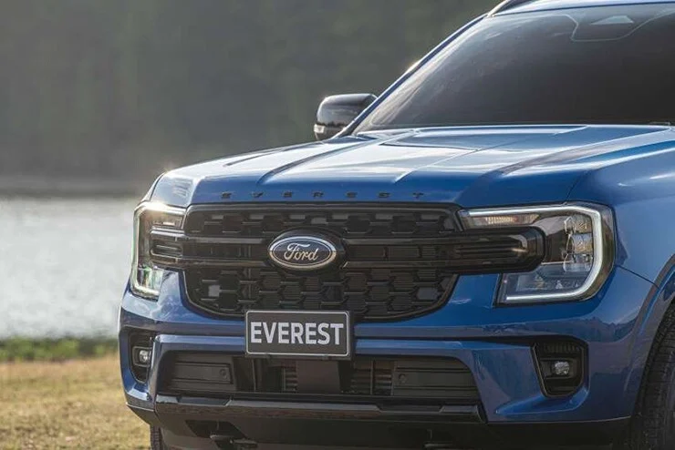 Ford Everest: Giá lăn bánh và chọn động cơ dầu tăng áp