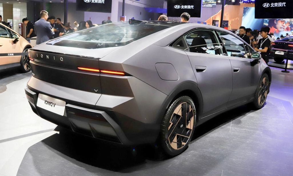 Hyundai Ioniq V: sedan điện tầm trung đang làm lại luật chơi
