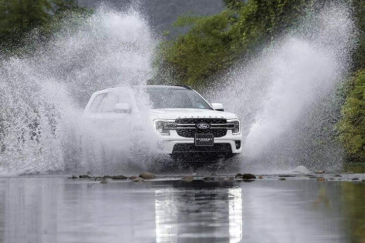 Ford Everest: Giá lăn bánh và chọn động cơ dầu tăng áp