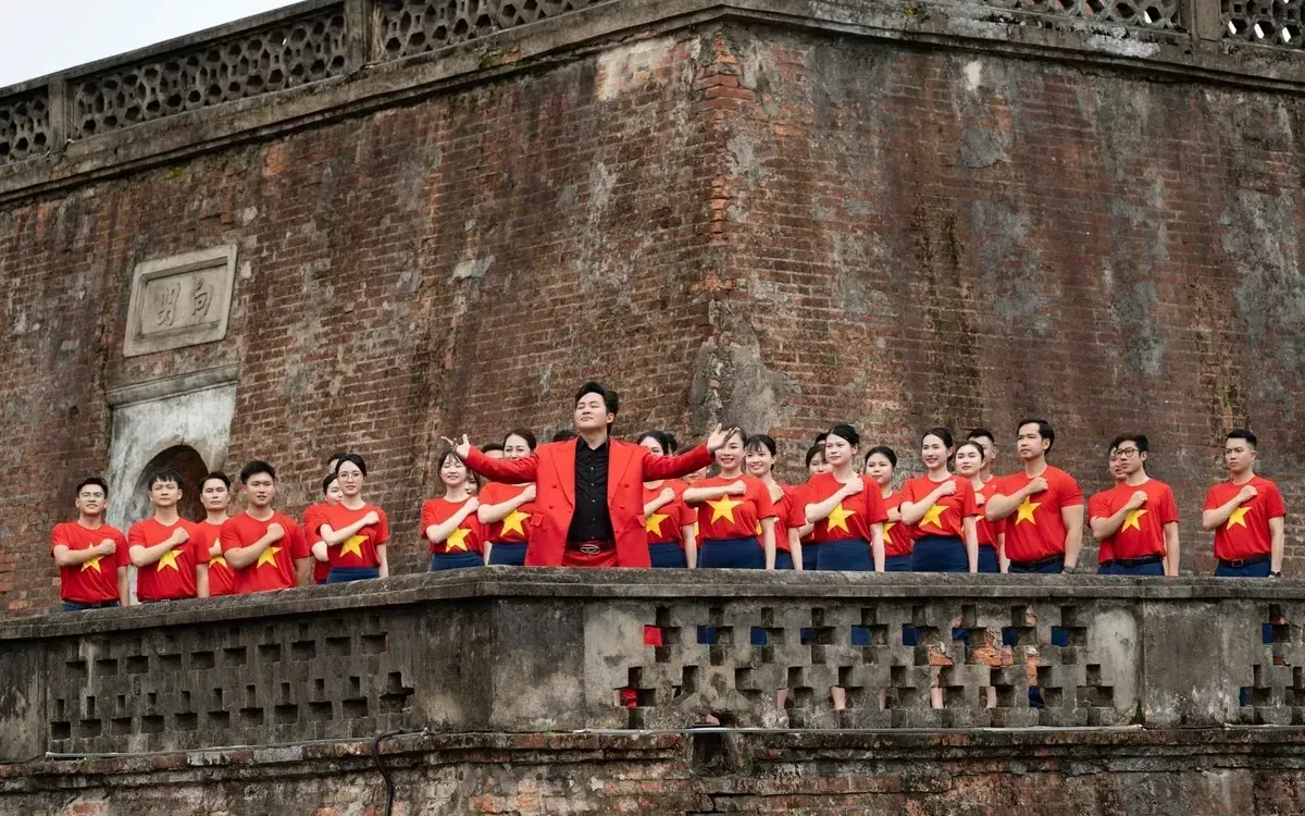 Tùng Dương độc quyền hát trước chung kết ASEAN Cup: V-Pop bước vào sân vận động