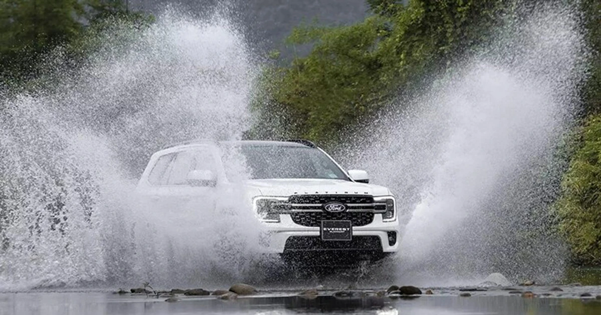 Ford Everest: Giá lăn bánh và chọn động cơ dầu tăng áp