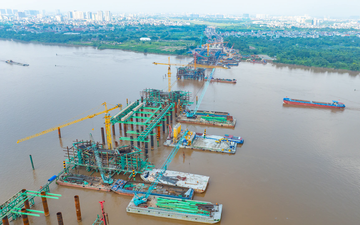 Cầu Trần Hưng Đạo vượt lũ, tăng tốc dựng vòm thép sau 8 tháng