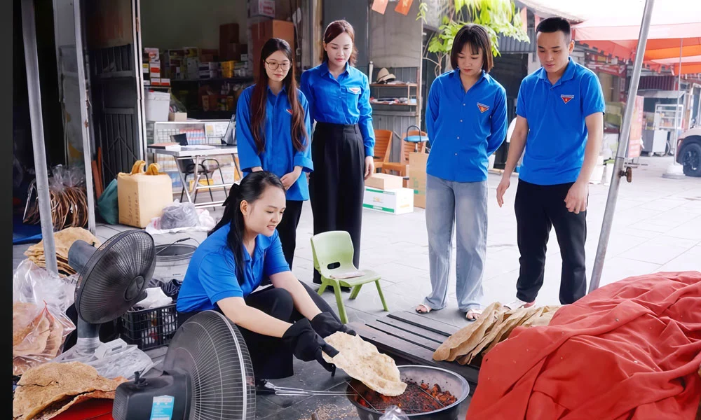 Nghệ nhân Bát Tràng chuyển đổi số để gốm truyền thống vươn toàn cầu