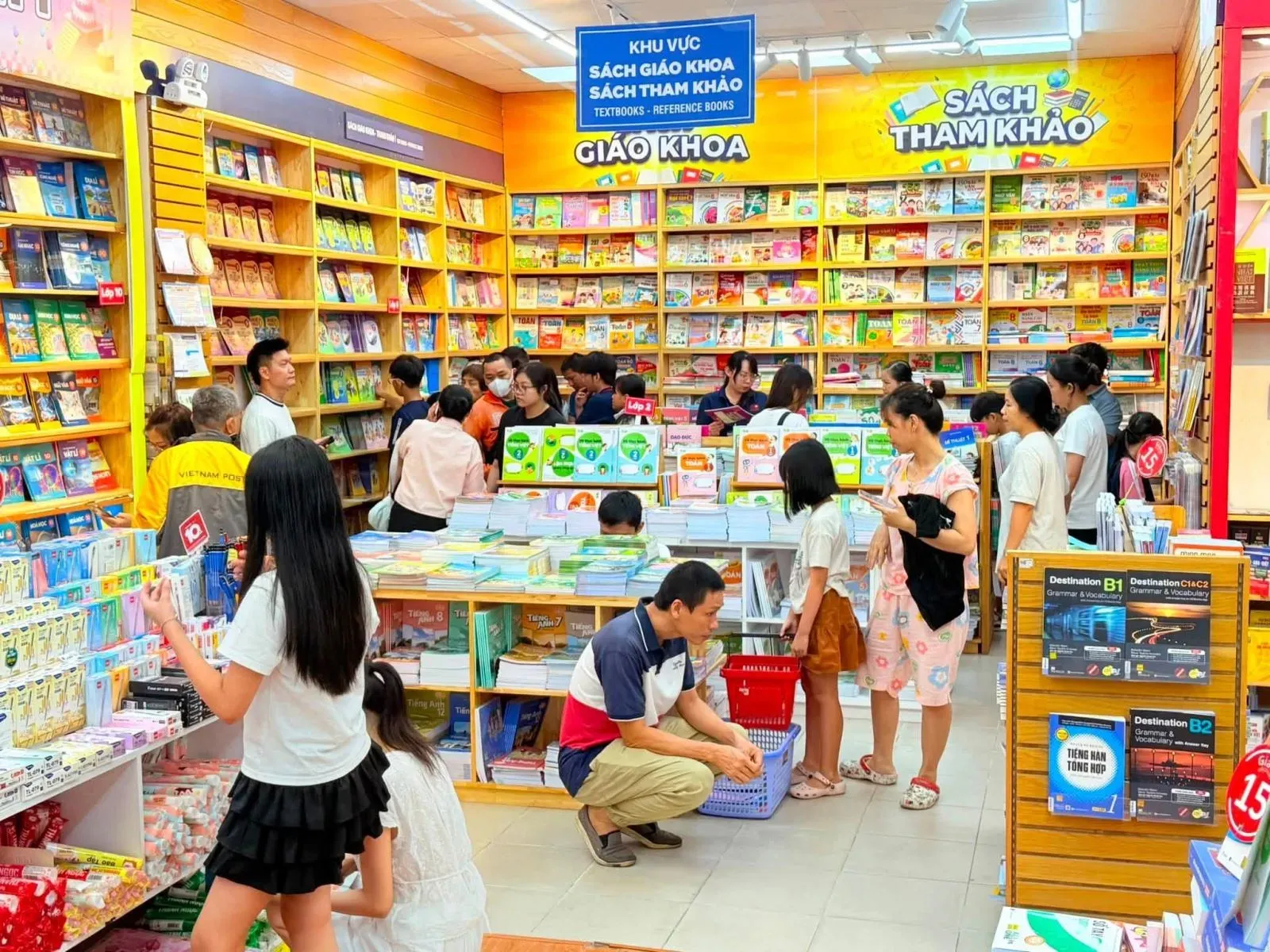 Thiếu sách giáo khoa mùa khai giảng và những lối ra cho phụ huynh