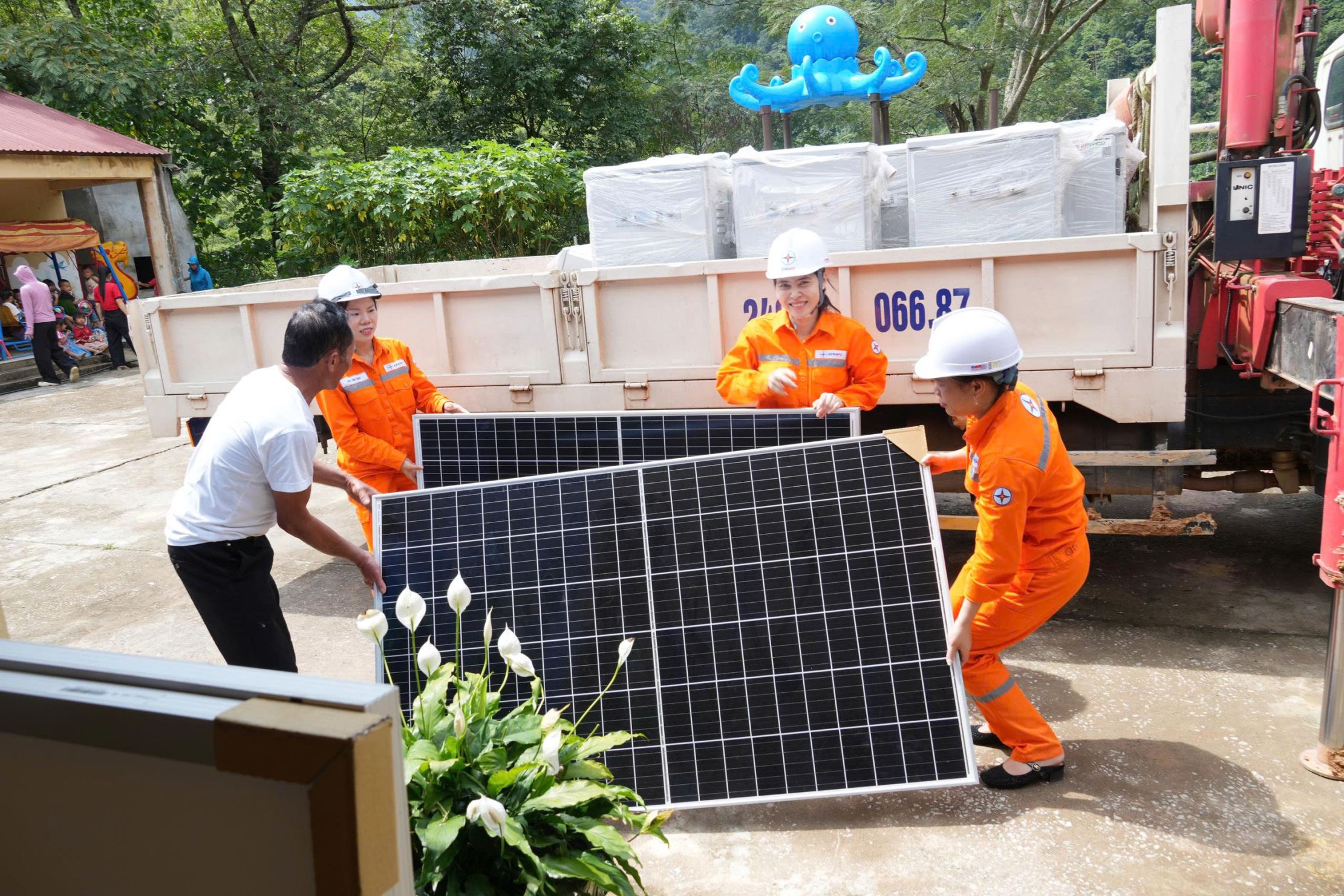 Điện mặt trời chiếu sáng vùng sâu: Từ điểm trường đến đường làng