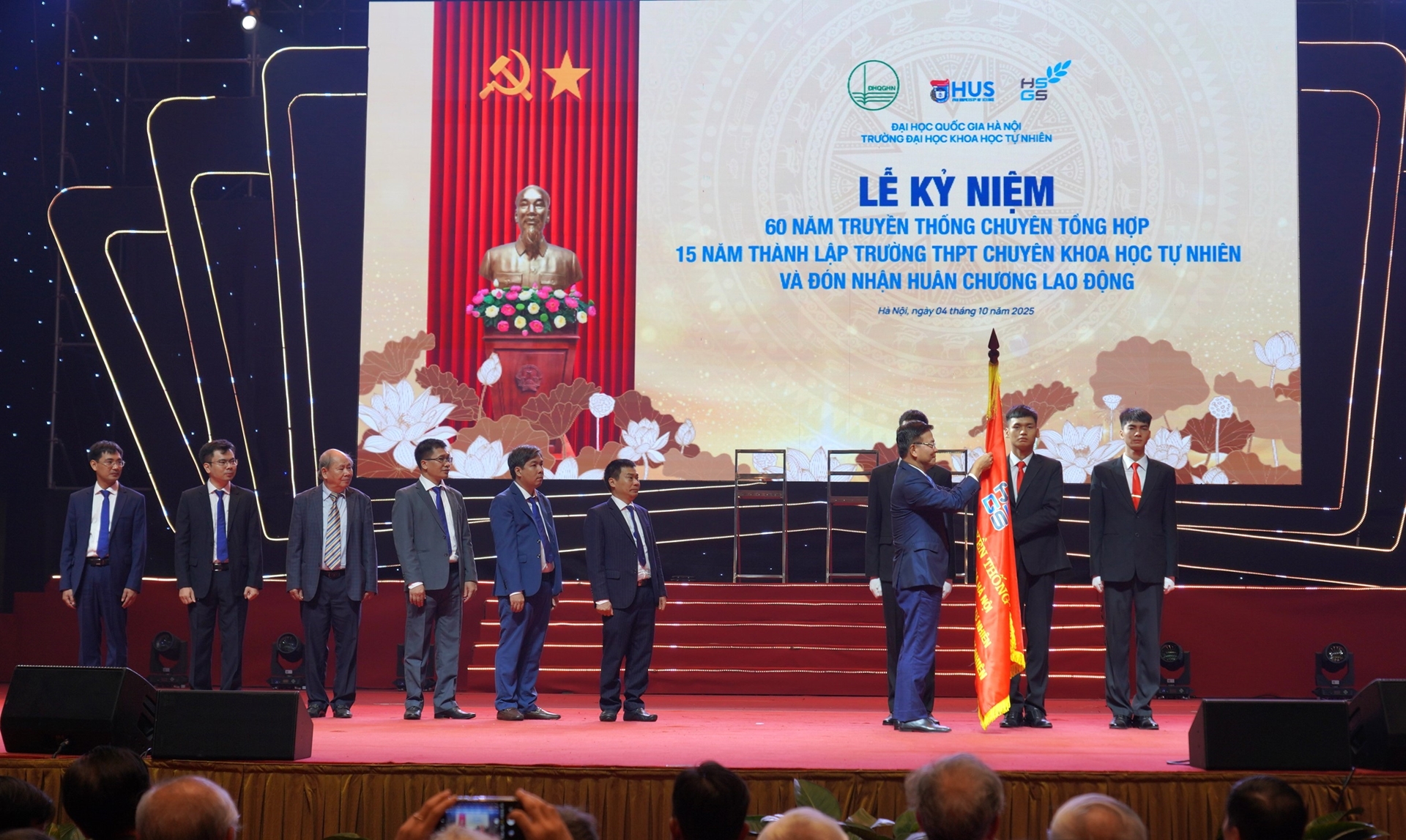 Từ lớp 10 đến huy chương vàng Olympic kinh tế toàn cầu