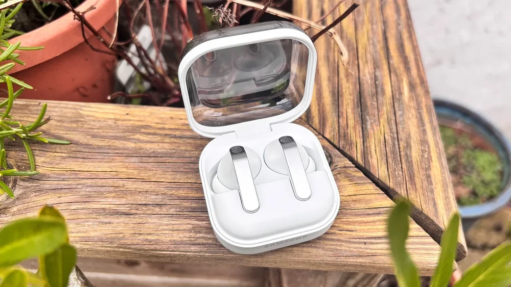 AirPods Pro 3 hay Galaxy Buds4 Pro: chọn tai nghe nào cho người đi làm?