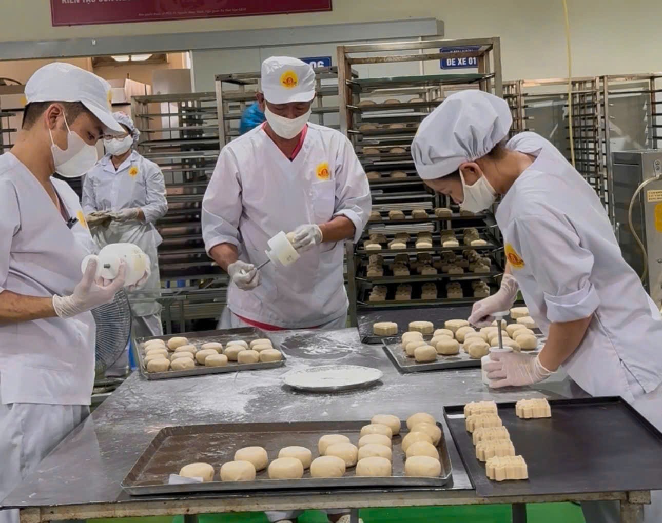 Bánh Trung thu truyền thống và những người thợ giữ lửa di sản
