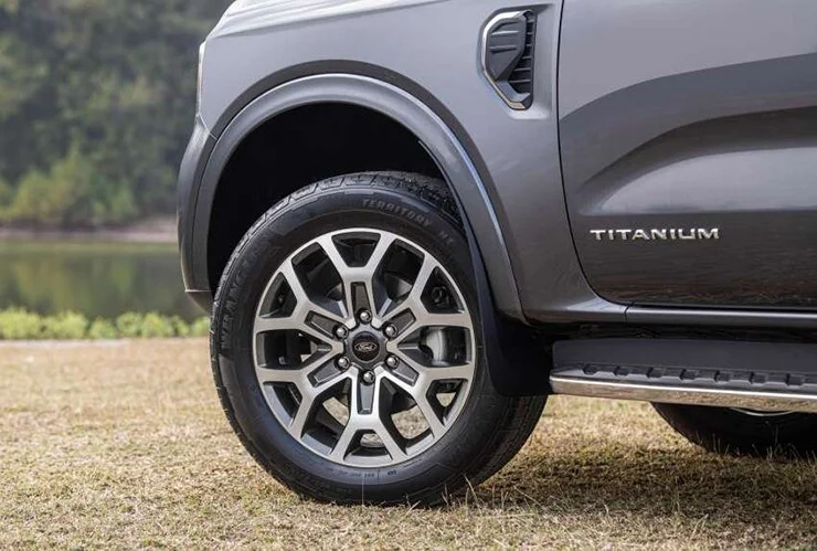 Ford Everest: Giá lăn bánh và chọn động cơ dầu tăng áp